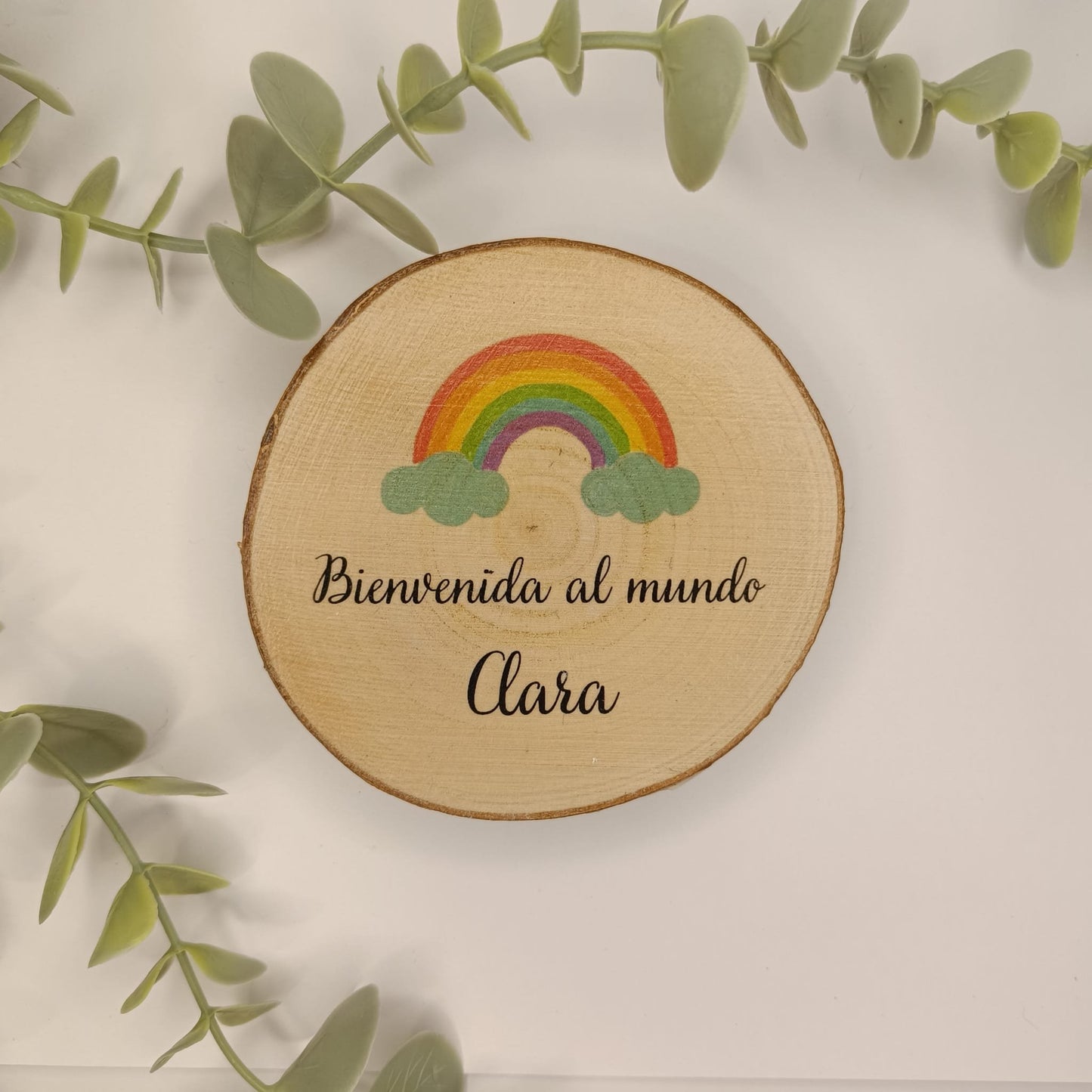 Rodaja de madera personalizada " Bienvenido al mundo... (nombre y arcoíris)