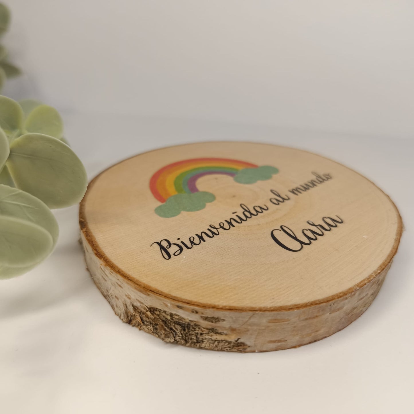 Rodaja de madera personalizada " Bienvenido al mundo... (nombre y arcoíris)